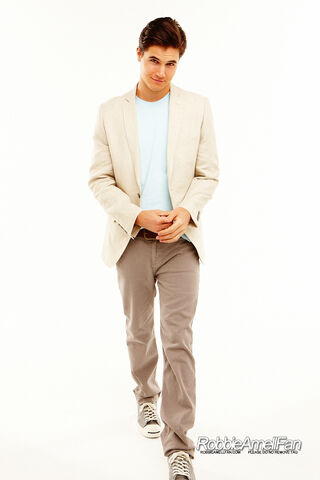 File:Robbie Amell 046.jpg