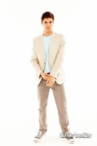 File:Robbie Amell 034.jpg