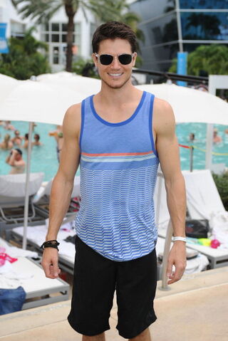 File:Robbie Amell 196.jpg