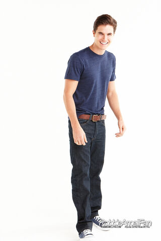 File:Robbie Amell 080.jpg