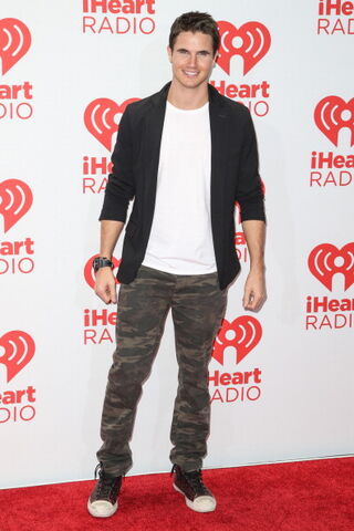 File:Robbie Amell 231.jpg