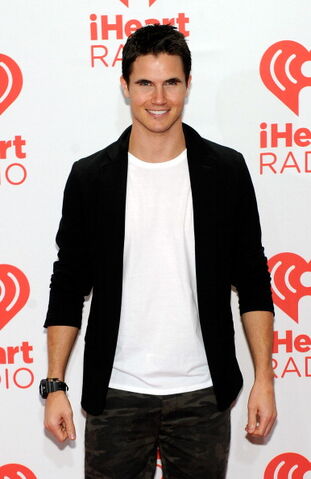 File:Robbie Amell 228.jpg