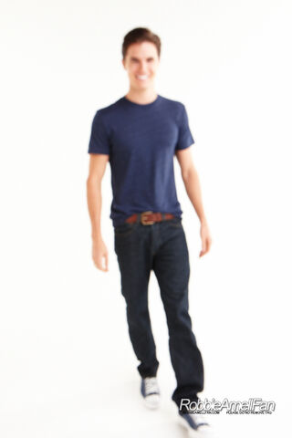 File:Robbie Amell 072.jpg