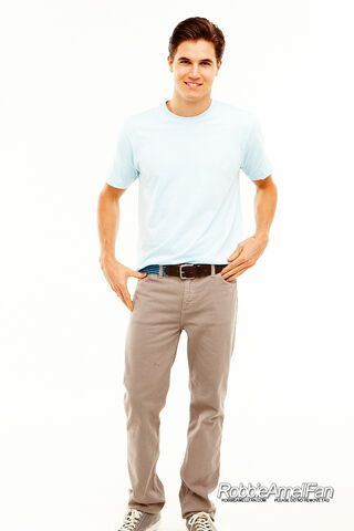 File:Robbie Amell 057.jpg