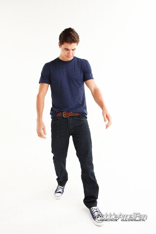 File:Robbie Amell 070.jpg