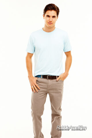 File:Robbie Amell 059.jpg