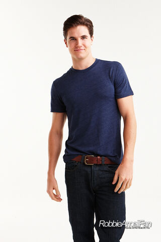 File:Robbie Amell 133.jpg