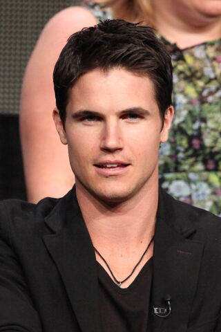 File:Robbie Amell 218.jpg