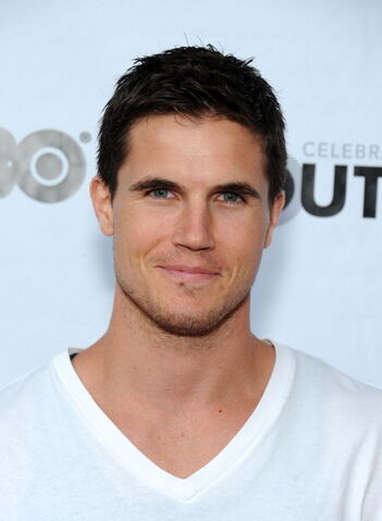 File:Robbie Amell 186.jpg