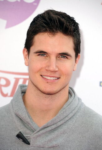 File:Robbie Amell 164.jpg