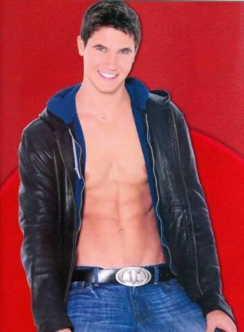 File:Robbie Amell 999.jpg