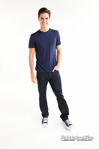 File:Robbie Amell 065.jpg