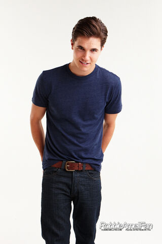 File:Robbie Amell 137.jpg