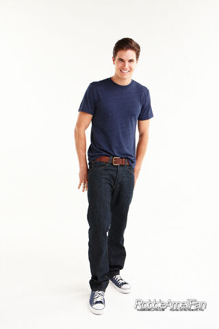 File:Robbie Amell 097.jpg