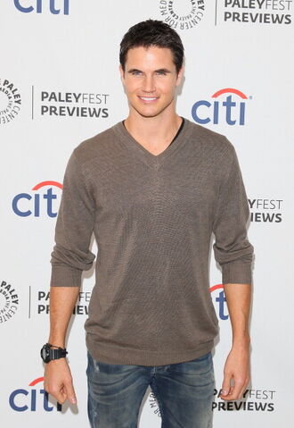 File:Robbie Amell 222.jpg