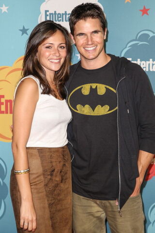 File:Robbie Amell 208.jpg