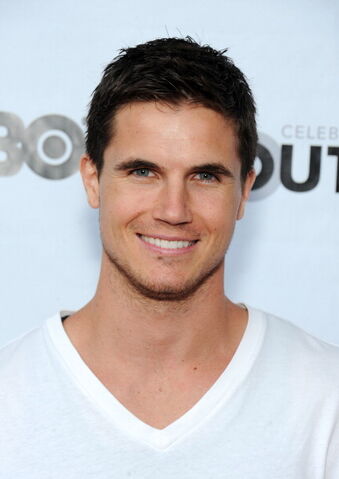 File:Robbie Amell 185.jpg