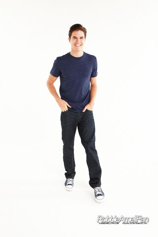 File:Robbie Amell 064.jpg