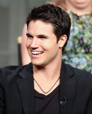 File:Robbie Amell 210.jpg