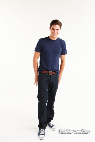 File:Robbie Amell 098.jpg