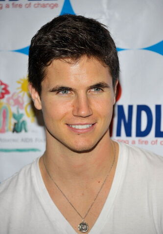 File:Robbie Amell 178.jpg