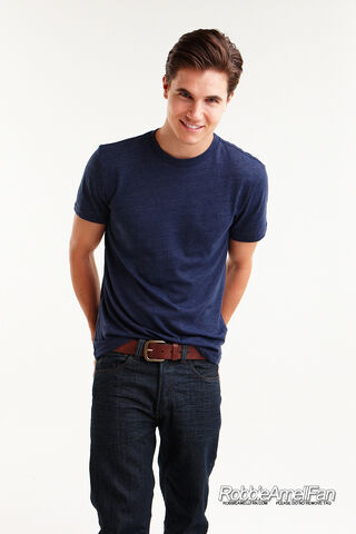 File:Robbie Amell 138.jpg