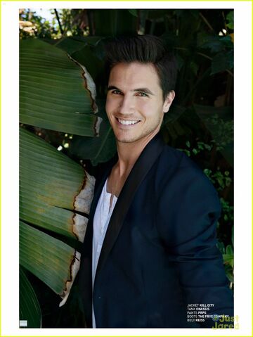 File:Robbie Amell 154.jpg