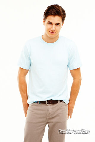 File:Robbie Amell 052.jpg
