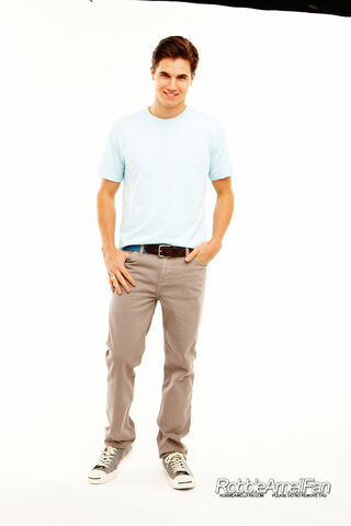 File:Robbie Amell 060.jpg