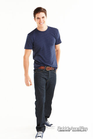 File:Robbie Amell 084.jpg