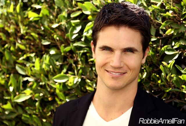 File:Robbie Amell 009.jpg