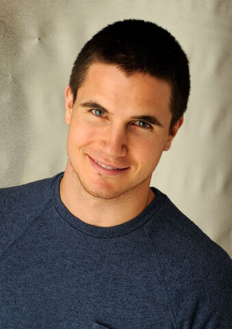 File:Robbie Amell 004.jpg