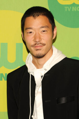 File:Aaron+Yoo+Celebs+Arrive+CW+Upfront+Event+NYC+XCzy0HsuXWsl.jpg