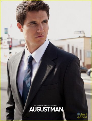 File:Robbie Amell 147.jpg