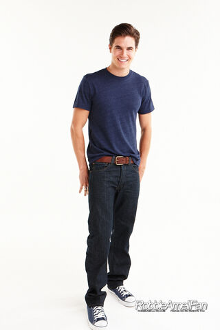 File:Robbie Amell 096.jpg