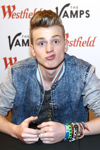 Archivo:Tristan+Evans+Vamps+Meet+Their+London+Fans+b6rxAGYdEPSl.jpg