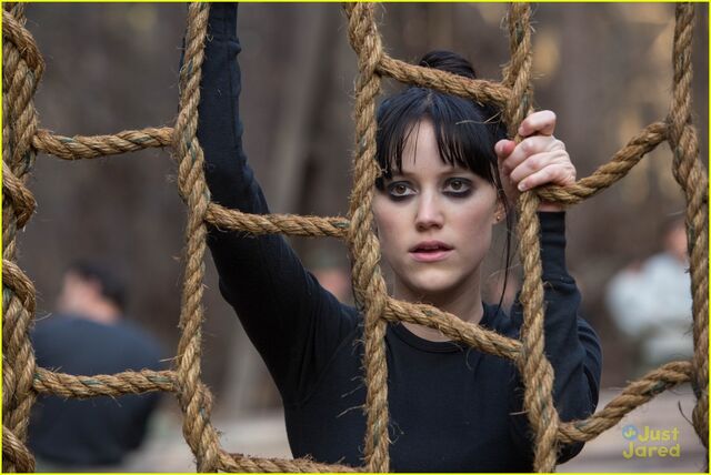 File:Chloe-moretz-nick-robinson-new-5th-wave-pics-clips-05.jpg