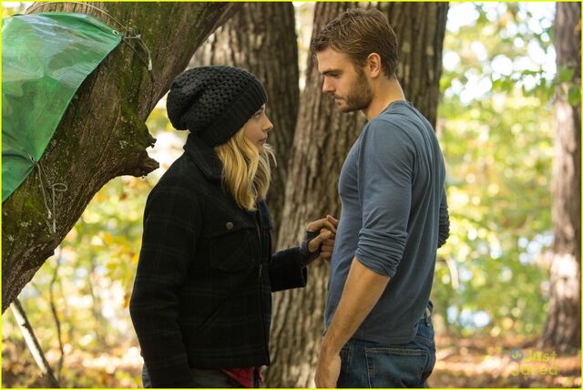 File:Chloe-moretz-nick-robinson-new-5th-wave-pics-clips-02.jpg
