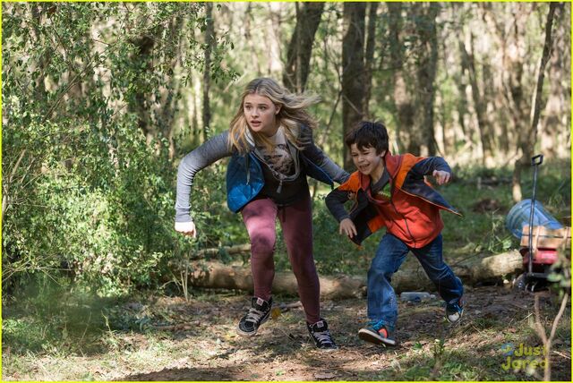 File:Chloe-moretz-nick-robinson-new-5th-wave-pics-clips-07.jpg