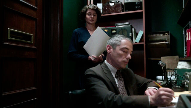 File:The americans-radio room-glanders.jpg
