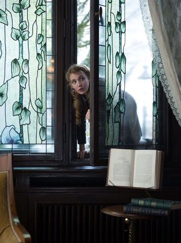 File:The-book-thief-sophie-nelisse.jpg