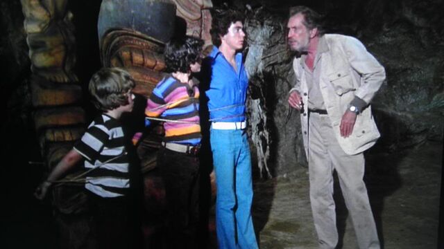 File:Vincent Price Dr. Whitehead Bobby Peter and Greg Brady.jpg