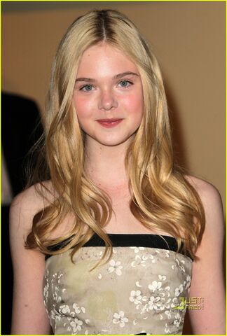 File:Elle-fanning-governors-awards-kristin-davis-14.jpg