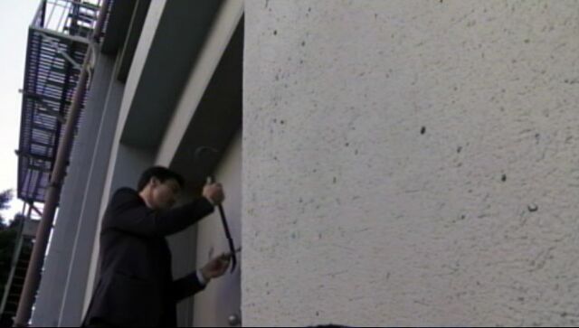 File:1.06-SimonBreaksIn.jpg