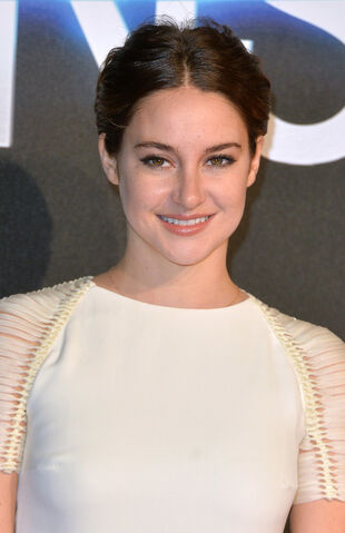 File:Shailene-Woodley-Hair-Feathers-2015.jpg