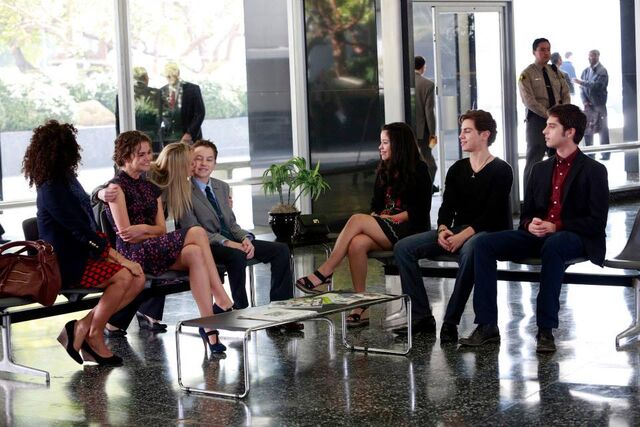 Fichier:The Fosters-1x21-Adoption-Day-7.jpg