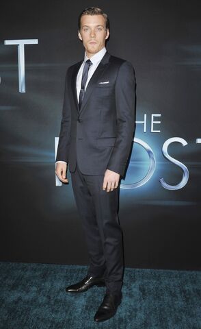 File:Jake-abel-premiere-the-host-02.jpg