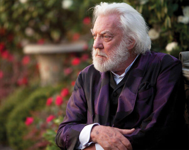 Archivo:Presidente Snow en su Jardín de Rosas.jpg
