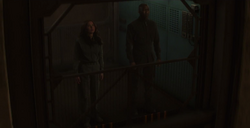 Katniss y Boggs en el ascensor del Distrito 13.png