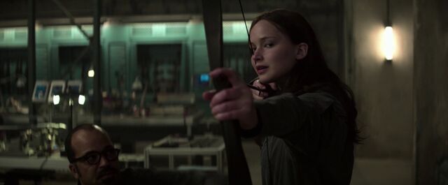 Archivo:Katniss probando su nuevo arco en Defensa Especial.jpg